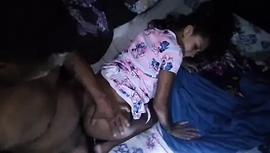 Üvey kızımı hamile bıraktım ve amını ve götünü sikmeye devam ediyorum