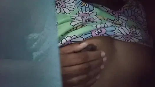 Musterbation d’une Sri-lankaise dans la salle de bain avec désir avec un gode à gros nichons et une chatte mouillée