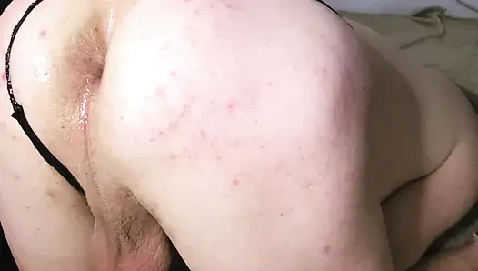 İri güzel kadın xmaskedmomwifex kocasını dildoyla sikiyor