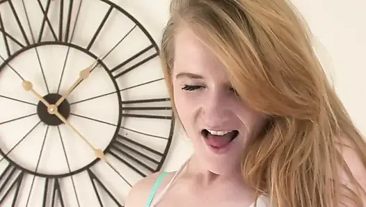 Küçük memeli kızıl saçlı üvey kız kardeş üvey erkek kardeşinin yarağıyla sert sikişiyor