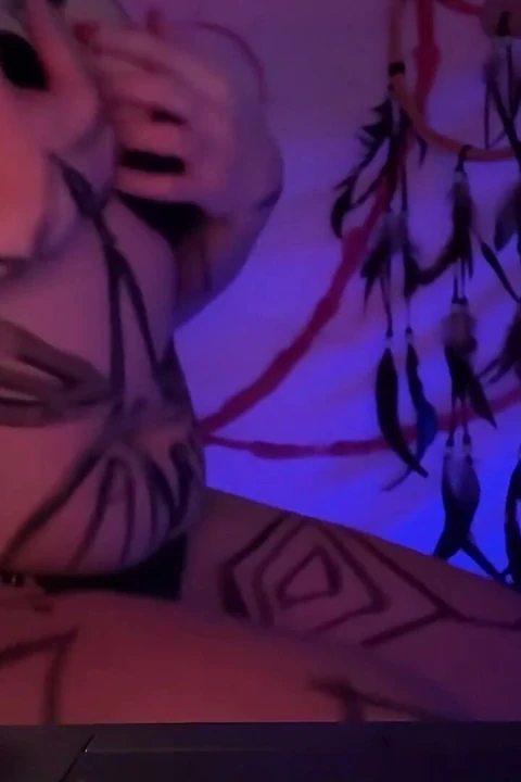 Sukuna Stili: Neon Büyüsü ve Kutsal Mum Tışığı Ritüeli