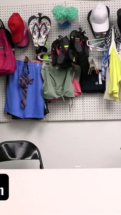 Shoplyfter - yaramaz kız yanlış mağazadan hırsızlık yapmaya çalışıyor ve lp memuru ona bir ders veriyor | Klip 1