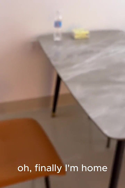 Çekici sevgilim diğer kızlarla mesajlaştıktan sonra beni terk etmek istedi ama ona ne kadar sert seviştiğimi hatırlattım