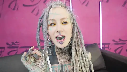 Aşırı dap ve büyük fışkırtma ile gırtlağına kadar üçlü seks