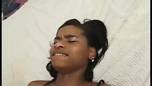 Genç zenci sürtük sıkı amına büyük direği alıyor