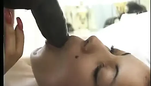 Harika Avrupalı hatun göt deliğini beyaz ve siyah yaraklarla siktiriyor