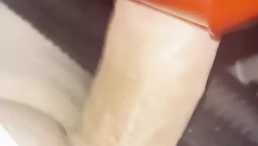 Güçlü bir oyuncak tarafından boşaltıyor