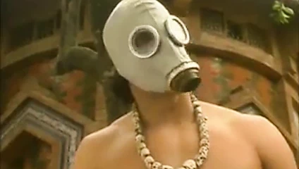 Se folla a dos encapuchados