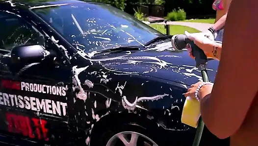 Genç sürtükler araba yıkamada sikiliyor!