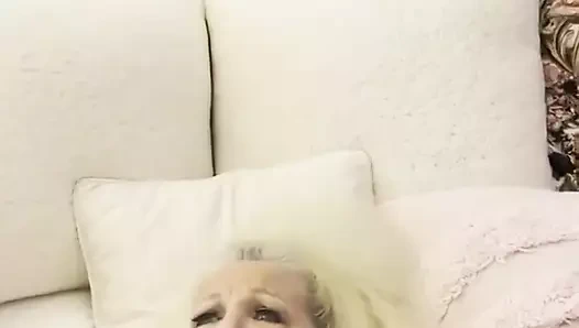 Üvey oğul üvey annesini sikmeye geliyor