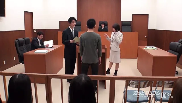 Asyalı avukat mahkemede el işi yapmak zorunda