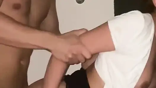 Aile Partisi Sırasında Minik Genç Üvey Kız Kardeşini Sikiyor