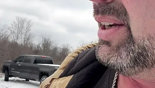 Ormanda bir kulübeye teslim ediyor ve yalnız bir evli kadın kocası olmadan yalnız, ateşli seksi genç orta yaşlı seksi kadın