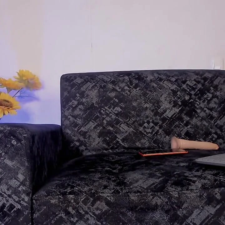 Sevimli Sissy Ken Dildo Zıplıyor Ve Penisine Dokunuyor