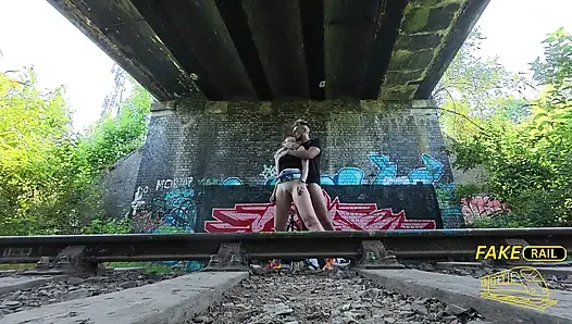 Alice Maze fake rail, tren istasyonunda yakalandı ve sikildi