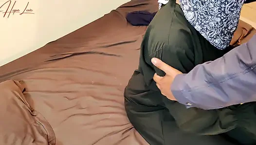 Müslüman tesettürlü kadın ve üvey erkek kardeşi.