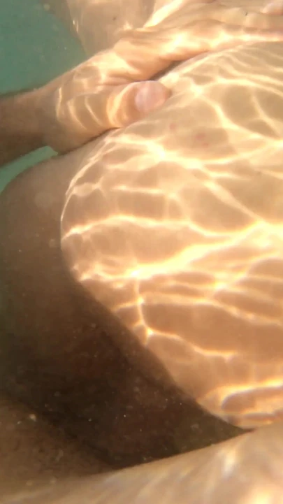 Незабываемый момент из "Подводного секса с большой белой круглой жопой итальянской"