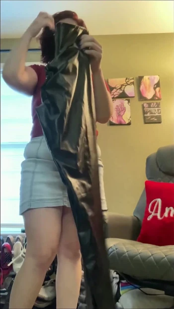 Элли получает сюрприз во время выполнения домашних обязанностей