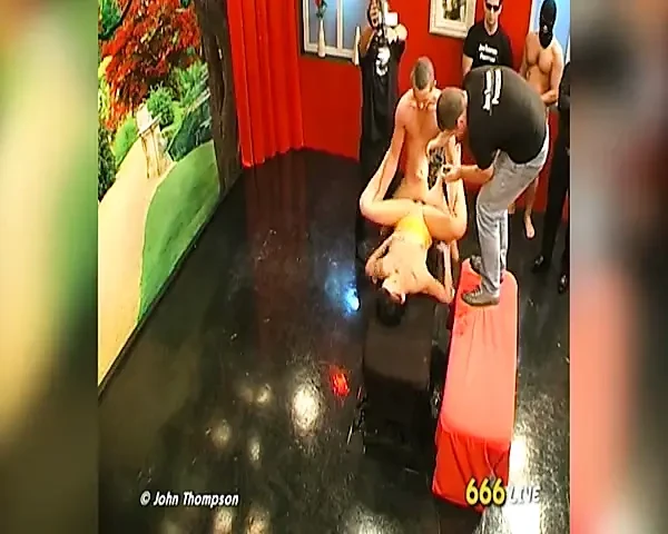 Esmer Sürtük Birden Fazla Adam Tarafından Sidikle Sırılsıklam