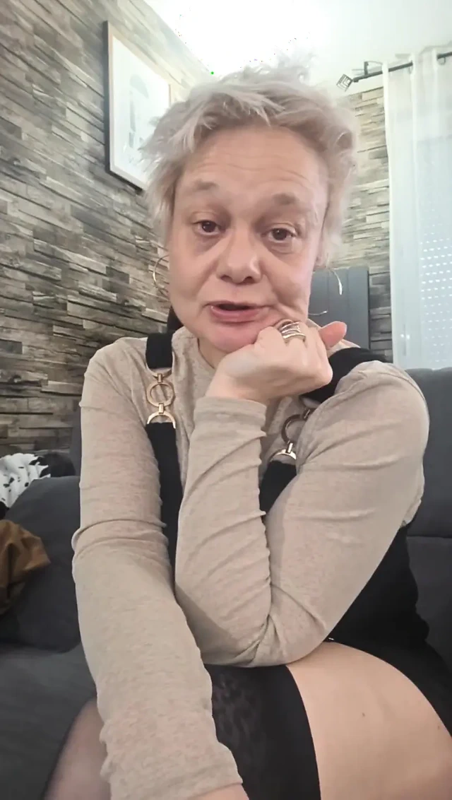 İyi Bir Penis Emiyorum Ve Beni MILF Ahlaksız Vajinamı Siktiriyorum