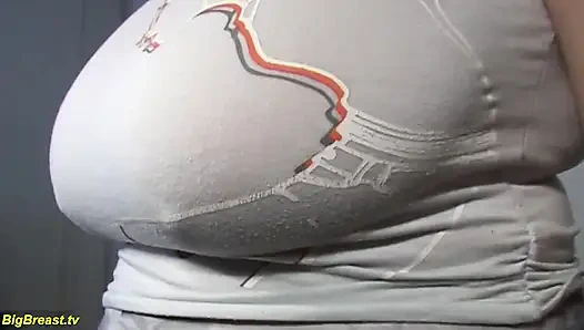 Azgın kızıl saçlı iri güzel genç kız aşırı canavar göğüsleriyle oynuyor