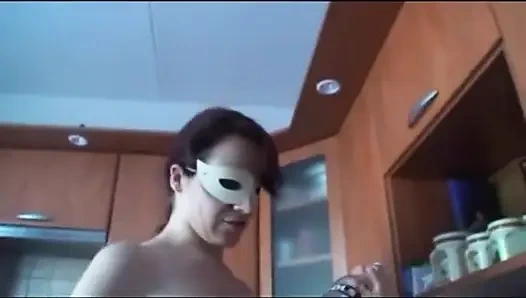 Büyük memeli kız maskeli mastürbasyon