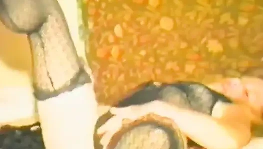 Azgın bir sarışın iç çamaşırı koleksiyonunu sergiliyor