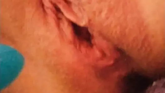 Kremsi amcık boşalıyor