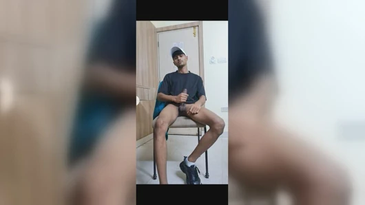 Genç oğlan mastürbasyon yapıyor