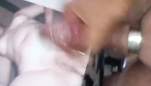 Angelas Fotze bespritzt