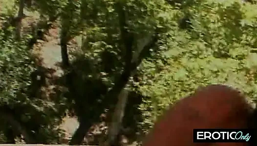 Orta yaşlı seksi kadın kalın yarakla öğürürken izlenmeyi seviyor