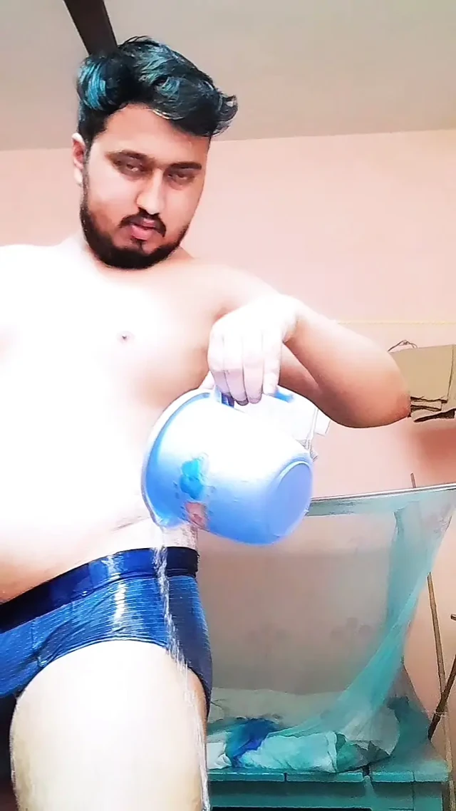 Yarak iç çamaşırın içinde kalkık duruyor.