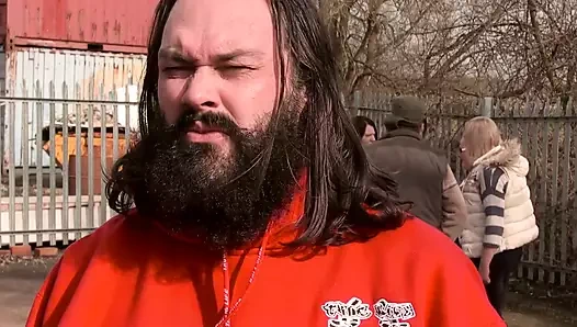 Esmer Carla büyük jonny ve luke hotrod ile insanların önünde sikişiyor