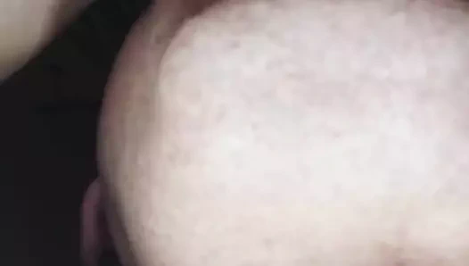 Genç kız tıraşlı amcık çok yakın çekim çok ıslak amcığı yalıyor