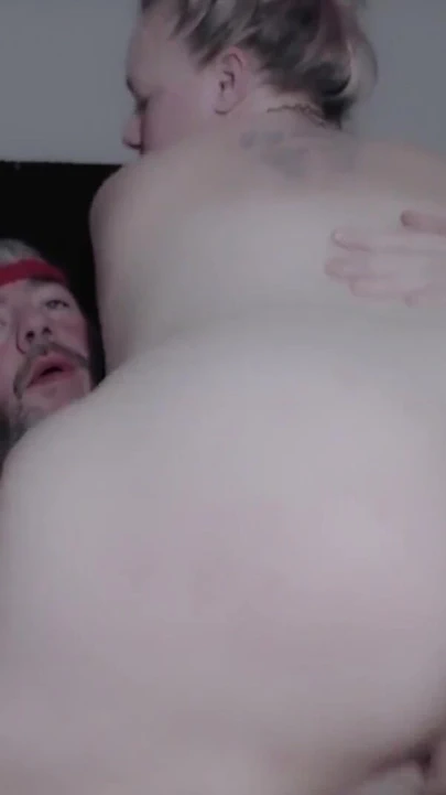 İri güzel kadın kovboy kız büyük götlü pawg whooty riley logan'a biniyor ve sakso çekiyor | Klip 1