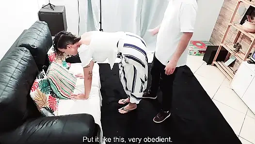 Hizmetçiyi tokatlıyor ve gırtlağına kadar alıyor.