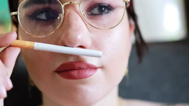 Çıplak dövmeli model deve s100 sigara içiyor