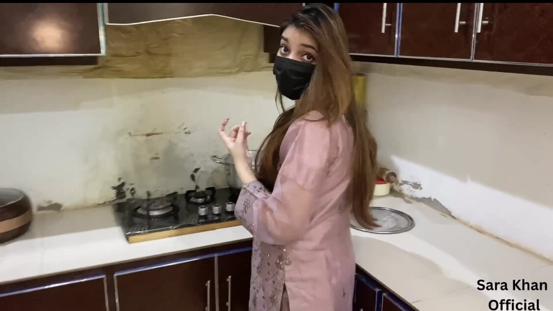 Üvey kız kayınbiraderimin sikini sikmeyi reddediyor, ben de yapıyorum.