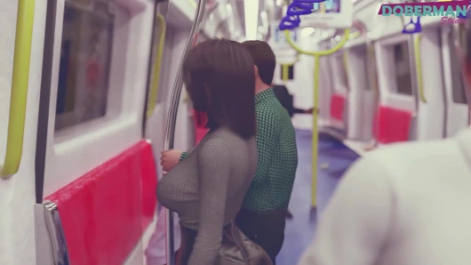 Dobermanstudio linda ateşli götünü sadakatsiz bir şekilde metroda aldatılan erkek arkadaşının önünde sevgilisinin büyük yarağını yutuyor