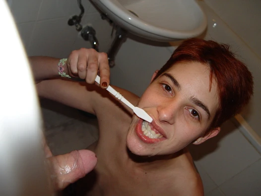 Dişlerini boşalmak ve işemekle yıkamak