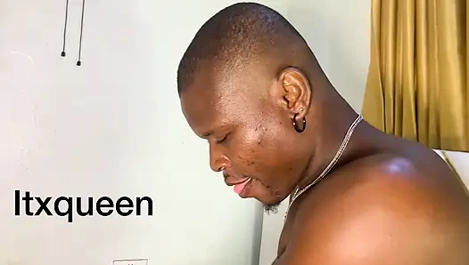 BÜYÜK GÖTLÜ GENIŞ ZENCI KADıN