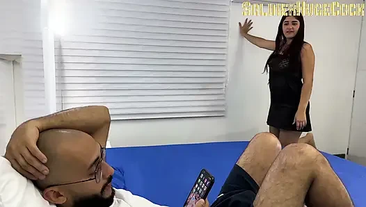 Ev arkadaşı ona ipad'imi ödünç verme karşılığında sikiliyor
