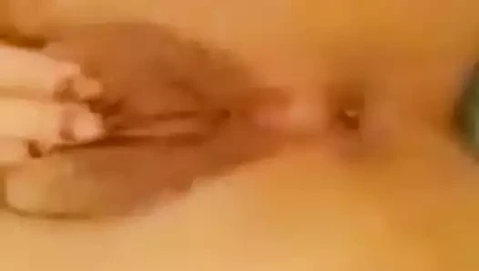 Sevimli çıplak genç kız onu bakire kedi gösterir