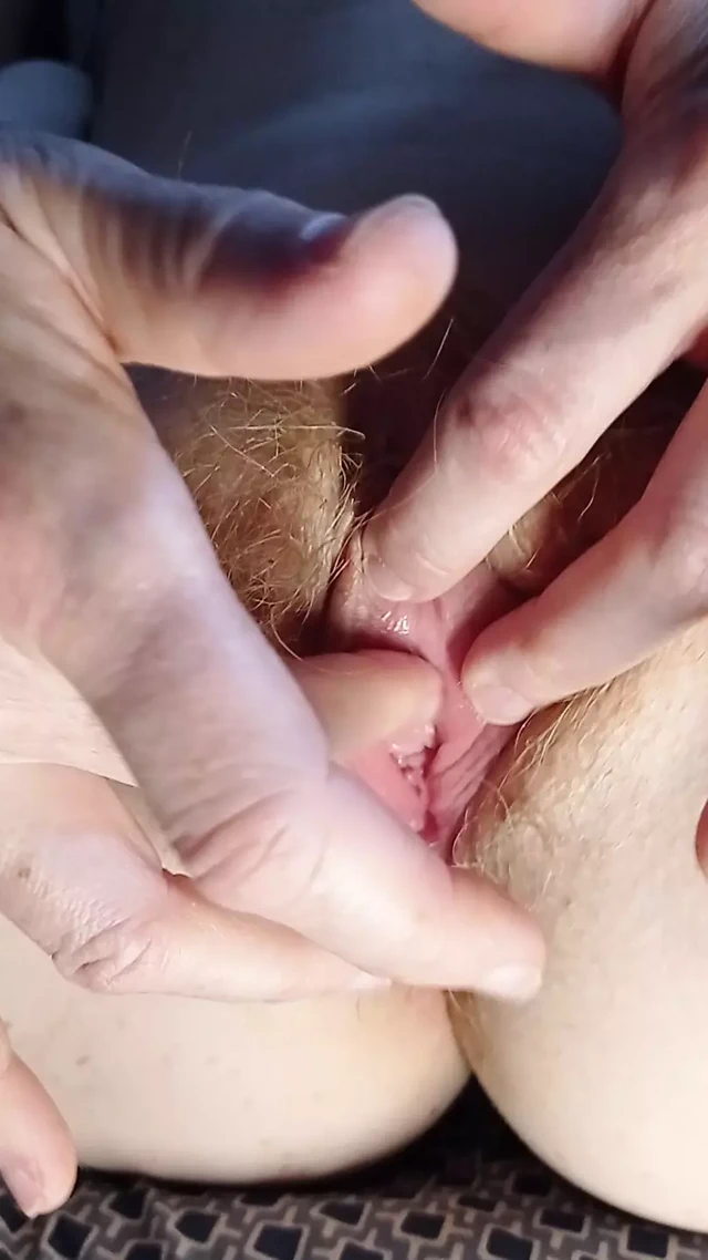 Kırmızı amcığımı okşuyor 2