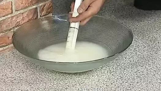 Esmer alman hatun inanılmaz kedi ile uzun bir çubukla ilgileniyor