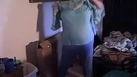 İri güzel kızıl saçlı kadın mavi kıyafetli dans eden kamera şovu
