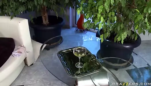 Milf sandra romain genç oğlandan ters cowgirl anal alır