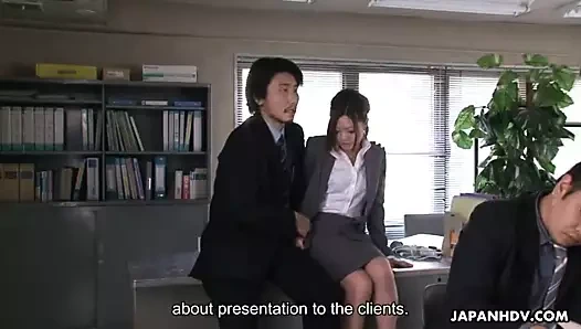 Yoshida sunumu hakkında ayrıntılı bilgi alıyor