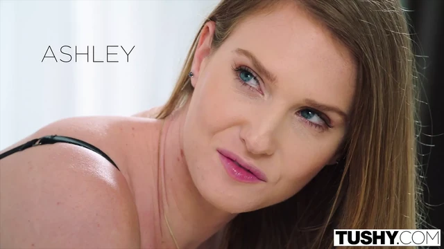 TUSHY эта плохая девушка нуждается в хорошем зиянии от своего босса