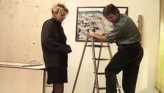 Olgun sarışın orta yaşlı seksi kadın parmaklanıyor ve çoraplı sert sikiliyor